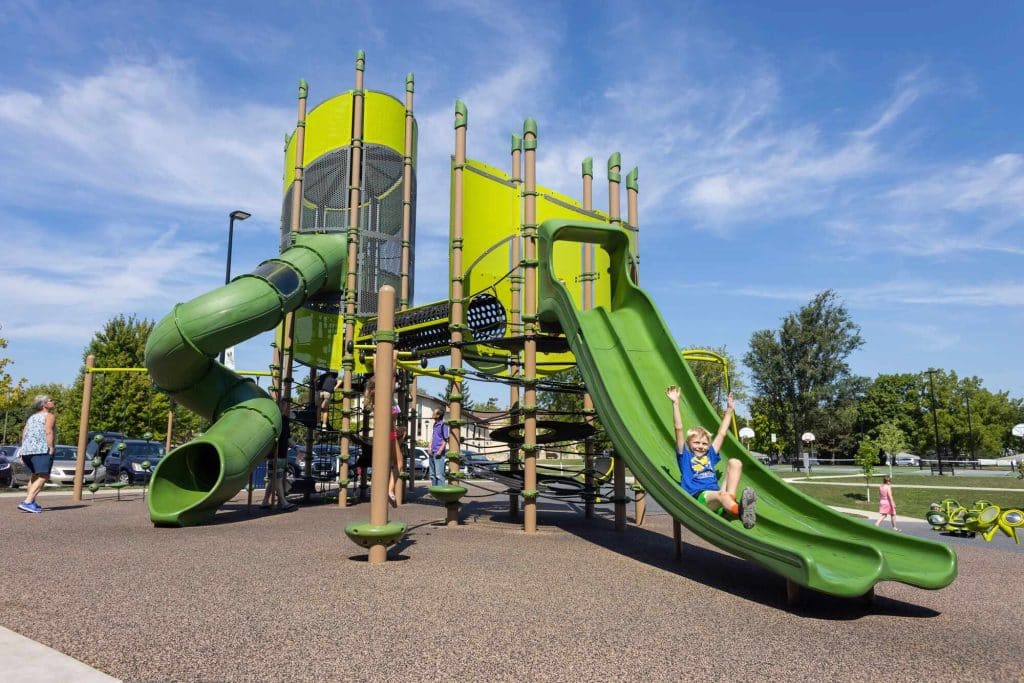 两个高塔和双开玩设备绿色幻灯片和管式捻绿色